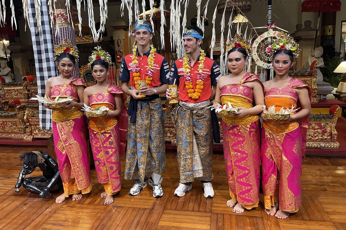budaya Bali, Joan Mir Latihan Gamelan, Luca Marini Bikin Canang di Bali