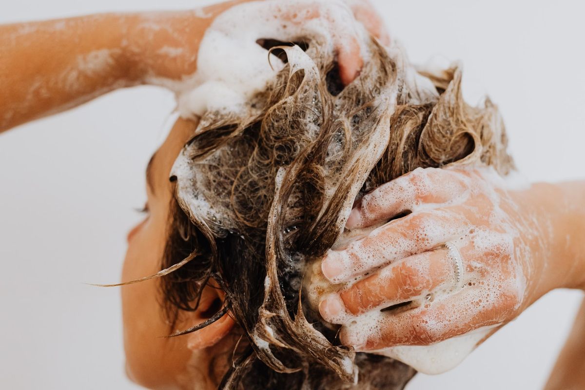 keramas, sering keramas, sering keramas bikin warna rambut cepat luntur, warna rambut luntur, Sering Keramas Bisa Melunturkan Warna Rambut, Benarkah?