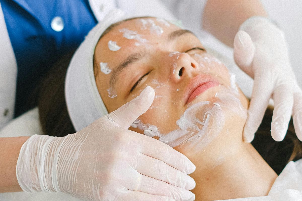 treatment, Flek hitam, hiperpigmentasi, mengatasi flek hitam, flek hitam di wajah, flek hitam, mengatasi flek hitam di wajah, treatment untuk flek, treatment flek hitam, Daftar Treatment untuk Menghilangkan Flek Hitam di Wajah, Sudah Coba?, 1. Laser treatment , 2. Chemical peeling, 3. Cryosurgery, 4. Microdermabrasion