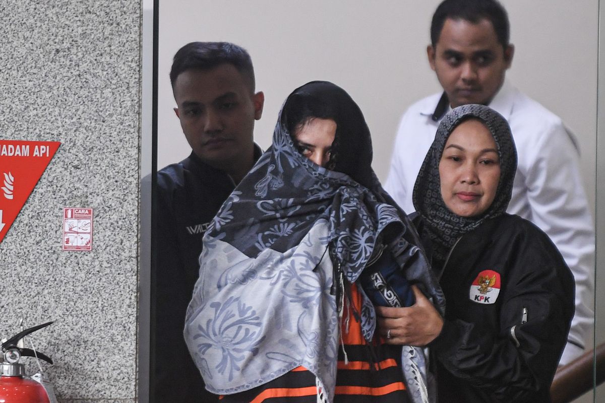 Pekalongan, Bupati Pekalongan, Skandal Rp 19 Miliar Bupati Pekalongan Fadia, Terbongkar Jejak Digital Grup WhatsApp 