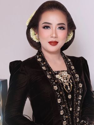 6 Gaya Soimah di Pernikahan Putra Pertama, Pakem Adat Jawa, 1. Mengenakan kebaya beludru klasik, 2. Memadukan kain tradisional bernuansa Jawa, 3. Tampil dengan kebaya brokat warna tembaga, 4. Mempertahankan sanggul khas Jawa, 5. Hiasan melati memperkuat nuansa tradisional, 6. Makeup flawless dengan sentuhan modern