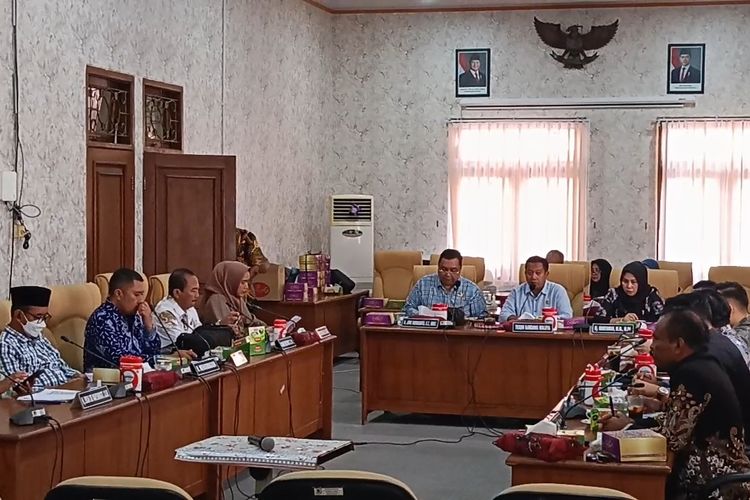 rapat pansus hak angket DPRD Pati, polisi amankan rapat DPRD Pati, Bupati Sudewo didesak mundur, demo 50 ribu warga Pati, kenaikan PBB Pati 250 persen, pemakzulan Bupati Pati 2025, pengamanan rapat DPRD Pati, hak angket DPRD Pati 2025, Rapat Panas Pansus Hak Angket DPRD Pati, Ratusan Polisi Dikerahkan Jaga Gedung Dewan, Ratusan polisi amankan Gedung DPRD, Antisipasi provokasi dan isu liar, Demokrasi di Pati jadi sorotan, Bupati Sudewo didesak mundur, DPRD Pati setujui pansus hak angket