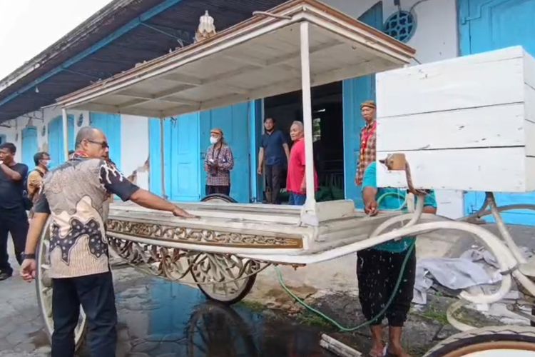 Kereta, kereta jenazah, PB XIII, Kereta Rata Pralaya, kereta, Pakubuwono XIII, kereta jenazah PB XIII, kereta rata pralaya, Arti Nama Kereta Rata Pralaya yang Antarkan Jenazah PB XIII