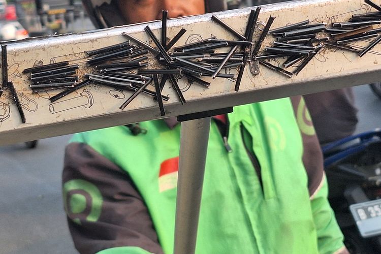 tambal ban, ranjau paku, ranjau, Marak Ranjau Paku, Satpol PP Tindak Tambal Ban di Jalan DI Panjaitan