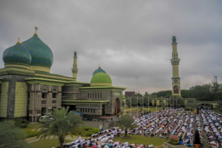 masjid, Megah dan Ikonik, 7 Masjid Indonesia Rasa Timur Tengah, 1. Masjid Ramlie Musofa, 2. Masjid Al-Ikhlas PIK, 3. Masjid At-Thohir, 4. Masjid Agung An-Nur, 5. Masjid Dian Al-Mahri / Masjid Kubah Emas, 6. Masjid Nasional Al-Akbar