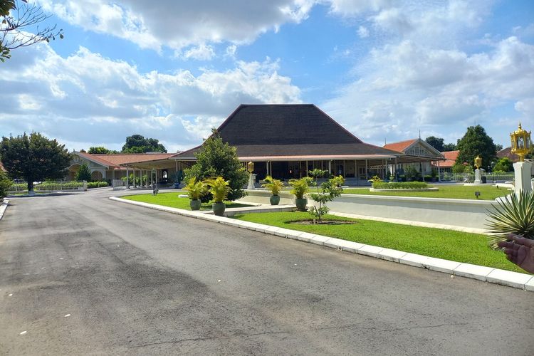 Mataram Islam, Perjanjian Giyanti, Keraton Solo, Keraton Kasunanan Surakarta, Keraton Kasultanan Yogyakarta, pecahnya mataram islam menjadi 4, Kronologi Pecahnya Mataram Islam, dari Perjanjian Giyanti hingga Lahirnya Pakualaman, 1. Masa Amangkurat I: Awal Kemunduran (1645–1677), 2. Perang Takhta Jawa III (1747–1757): Awal Perpecahan, 3. Perjanjian Giyanti (1755): Mataram Resmi Terbelah Dua, 4. Perjanjian Salatiga (1757): Lahirnya Kadipaten Mangkunegaran, 5. 1813: Berdirinya Pakualaman, Mataram Pecah Jadi Empat, 6. Warisan Sejarah