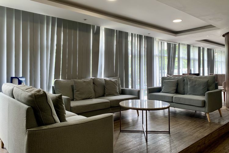 Fasilitas di Stasiun Gambir, 20 Fasilitas di Stasiun Gambir untuk Penumpang, Banyak yang Gratis, 1. Area tunggu, 2. Restoran, 3. Toilet untuk disabilitas, 4. Area bermain anak (playground), 5. Taman dalam stasiun, 6. Luxury Lounge, 7. Dispenser air gratis, 8. Shower (tempat mandi) dan Locker (titip barang), 9. Musala, 10. Troli bagasi, 11. Porter, 12. Alat bantu jalan dan kursi roda, 13. Lift, 14. Minimarket, 15. Pos kesehatan, 16. Ruang menyusui, 17. Co-working space, 18. Akses transportasi umum, 19. Kursi pijat otomatis, 20. Hotel transit