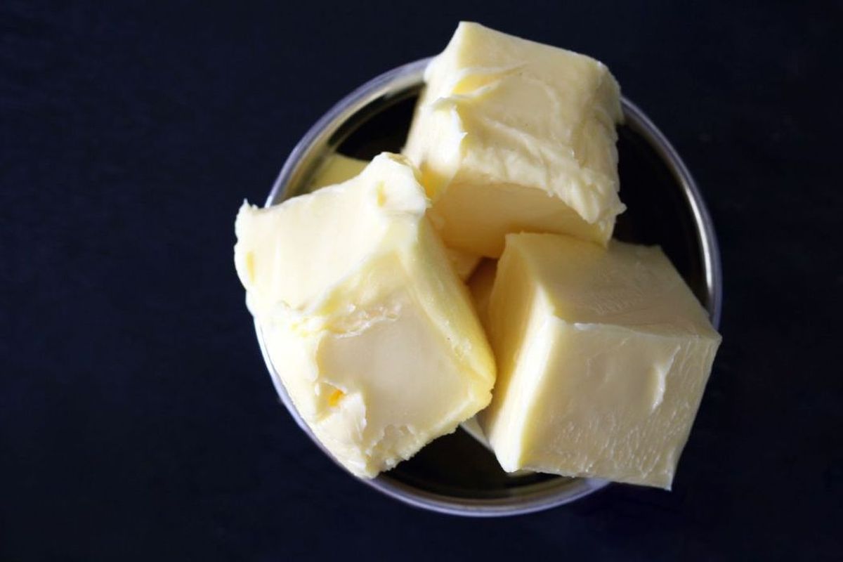 baking, mentega, lemak jenuh, masakan, resep, 5 Bahan Pengganti Mentega Paling Sehat untuk Memasak dan Baking, 1. Minyak Zaitun (Olive Oil), 2. Buah Alpukat Halus (Mashed Avocado), 3. Minyak Kelapa (Coconut Oil), 4. Saus Apel Tanpa Gula (Unsweetened Applesauce), 5. Greek Yogurt
