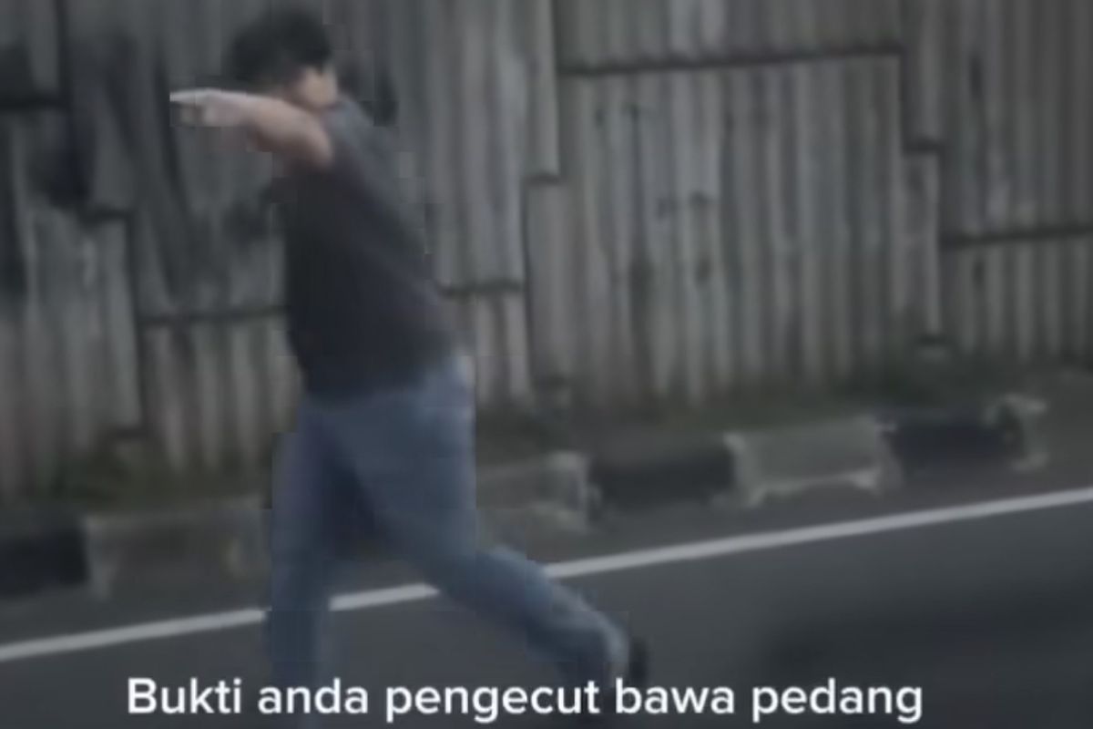 Suzuki Karimun, Aksi arogan, Karimun Club Indonesia, pengemudi mobil, suzuki karimun, koboi jalanan, aksi arogan, karimun club indonesia, Viral, Pengemudi Suzuki Karimun Acungkan Pedang ke Pengendara Lain