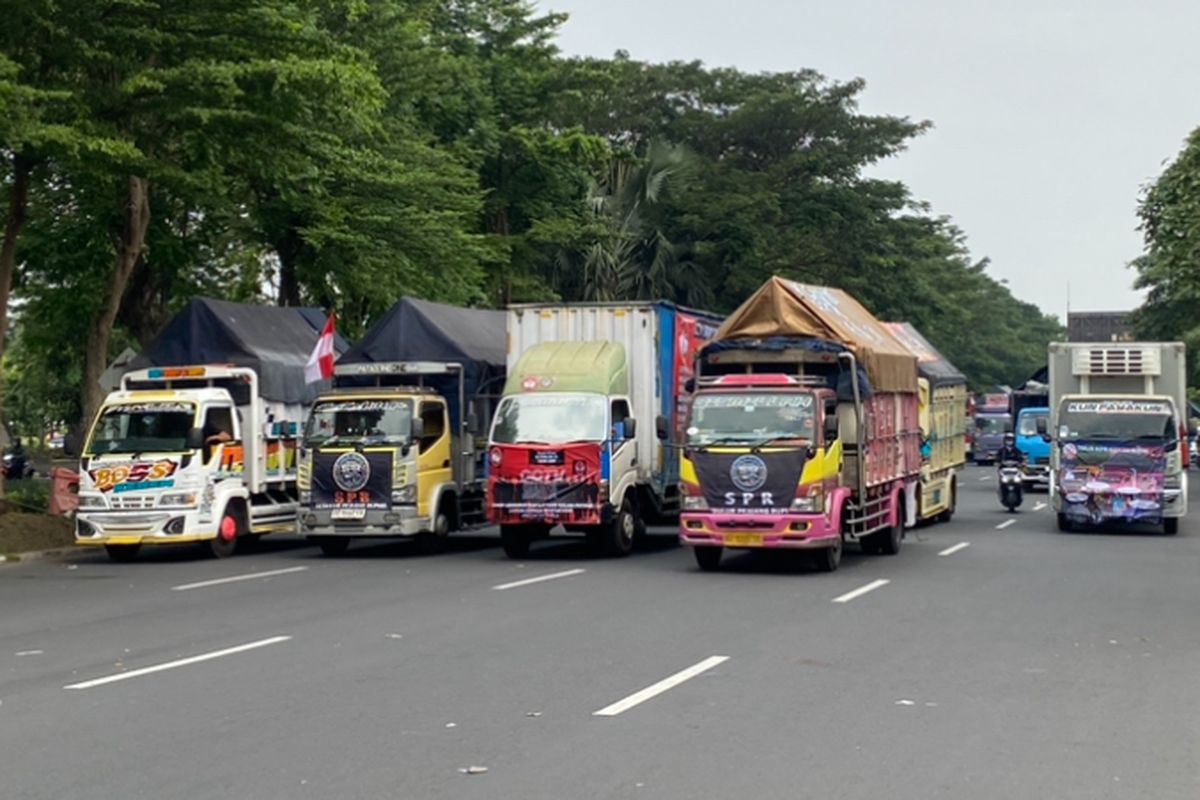 Surabaya, Sidoarjo, sidoarjo, demo truk odol, demo sopir truk odol surabaya, Demo sopir truk, demo sopir truk hari ini, sopir truk demo, demo odol, Ratusan Sopir Truk Demo Tolak ODOL di Surabaya, Bentangkan Bendera Merah Putih 1.000 Meter