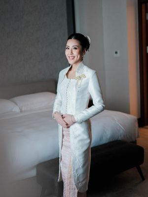 inspirasi lamaran, teuku rassya pacar, teuku rassya dan cleantha islan, cleantha islan dan teuku rassya, cleantha islan, 7 Gaya Lamaran Teuku Rassya dan Cleantha Islan, Serasi Nuansa Pastel, 1. Nuansa pastel yang lembut dan menenangkan, 2. Cleantha tampil anggun dalam kebaya modern, 3. Sentuhan ulos, 4. Teuku Rassya dengan kemeja tenun bernuansa senada, 5. Perpaduan bahan satin dan songket, 6. Aksesori minimalis, fokus pada kesan elegan, 7. Tata rambut dan makeup