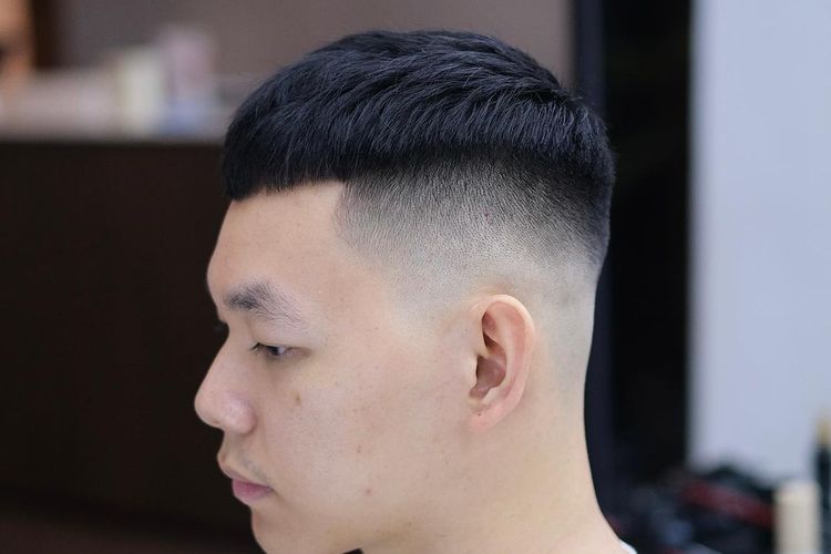 Tren rambut pria, model rambut pria, comma hair, potongan rambut pria, undercut, middle part, curtain haircut, taper haircut, tren rambut pria 2025, tren rambut pria terbaru, 5 Tren Rambut Pria 2025 yang Layak Dicoba Menurut Pakar, 1. Middle part, 2. Comma hair, 3. Curtain hair, 4. Undercut versi modern, 5. French crop