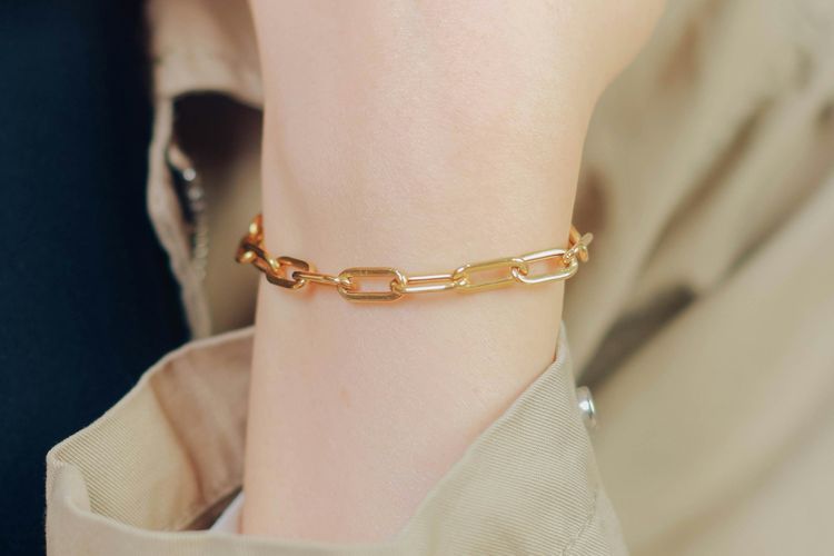 perhiasan emas, gelang emas, Charm Bracelet, chain bracelet, bangle bracelet, cuff bracelet, tennis bracelet, model gelang emas untuk sehari hari, gelang emas untuk sehari hari, jenis gelang emas, 5 Rekomendasi Model Gelang Emas untuk Sehari-hari, Timeless dan Stylish, 1. Chain bracelet, 2. Gold Bangle, 3. Cuff bracelet, 4. Tennis bracelet, 5. Charm bracelet