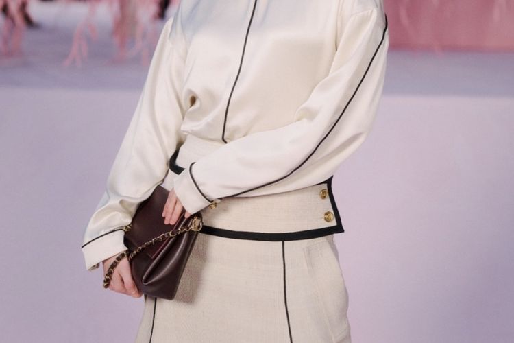 Kim Go eun, peragaan busana, Chanel, Gaya Kim Go eun di Front Row Chanel Paris, Elegan dengan Nuansa Krem, Berbalut busana warna netral, Aksesori minimal dengan aksen berani, Riasan natural untuk wajah dan rambut, Momen front row bersama Tilda Swinton