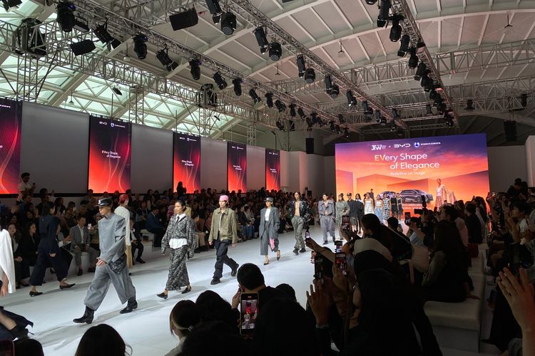 mobil china, mobil listrik, Jakarta Fashion Week, Denza, Denza D9, Denza Padukan Dunia Mode dengan Mobil Listrik Premium