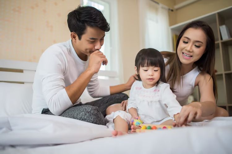 Peran Suami dan Keluarga dalam Menghadapi Mom Guilt Menurut Psikolog, Validasi emosi lebih penting daripada langsung memberi solusi, Mengapresiasi usaha ibu dalam pengasuhan, Rasa bersalah berlebihan bisa mengganggu pengasuhan, Cara menawarkan bantuan yang lebih empatik