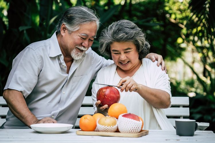 Rahasia panjang umur, rahasia panjang umur, rahasia panjang umur orang jepang, rahasia panjang umur blue zones, blue zone adalah, Penduduk Blue Zones Dikenal Berumur Panjang dan Sehat, Ini Rahasianya, 1. Pola makan dominan nabati, 2. Aturan 80% kenyang, 3. Aktivitas fisik alami, 4. Konsumsi anggur merah secukupnya, 5. Tidur cukup dan tidur siang, 6. Hubungan sosial