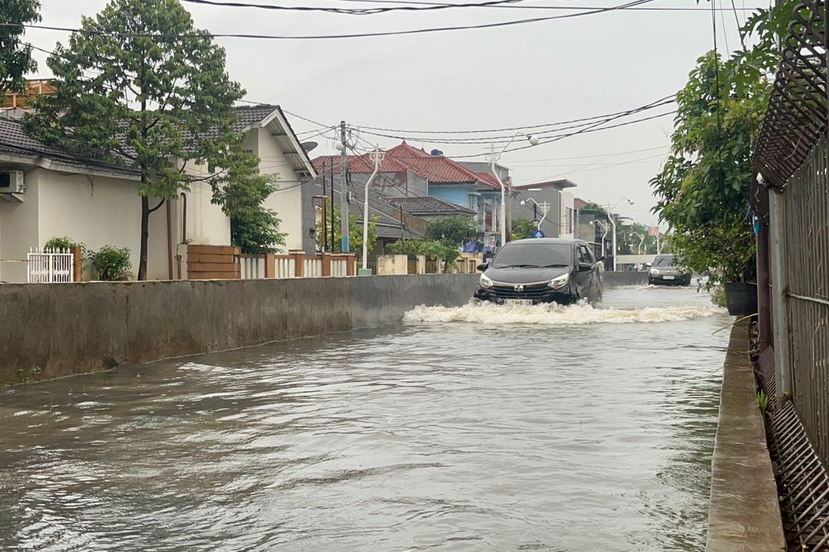 selokan, genangan air, banjir, Waspada Jalan Banjir, Ini Patokan Aman Agar Mobil Tak Masuk Selokan