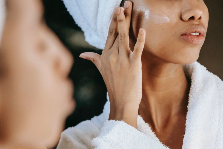 skincare, urutan skincare yang benar, rangkaian skincare malam, skincare usia 40 tahun keatas, skincare malam hari, skincare malam hari apa saja, skincare umur 40 ke atas, skincare buat umur 40 tahun, Urutan Skincare Malam untuk Usia 40 Tahun ke Atas, Kulit Tetap Kencang dan Lembap, 1. Hapus makeup, 2. Cuci muka, 3. Gunakan serum, 4. Oleskan moisturizer, 5. Gunakan face oil