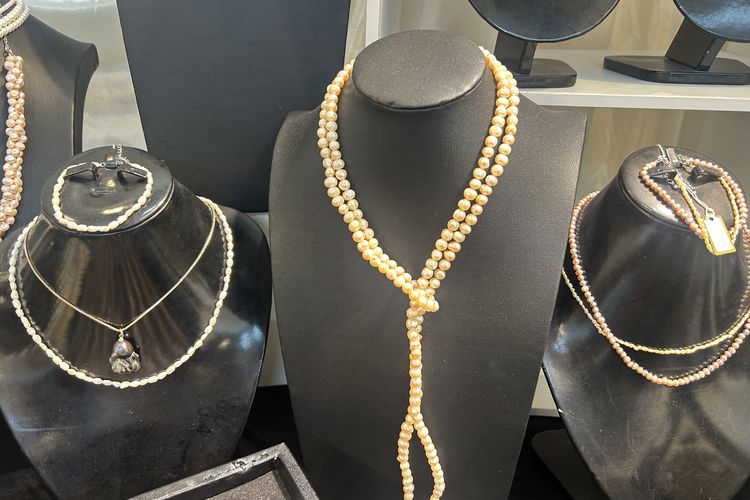 perhiasan mutiara, harga mutiara, mutiara air laut, mengapa mutiara air laut mahal, alasan mutiara mahal, harga mutiara air laut mahal, harga mutiara air laut, harga mutiara air tawar, harga mutiara kerang, 5 Alasan Harga Mutiara Air Laut Lebih Mahal dari Mutiara Air Tawar, 1. Waktu panen lebih lama, 2. Kuantitas panen lebih sedikit, 3. Budidaya di laut lebih sulit, 4. Kualitas bentuk dan kilau , 5. Warna alami yang langka