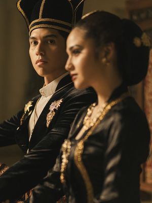 Syifa Hadju, 9 Gaya Prewedding Syifa Hadju–El Rumi, Elegan dalam Nuansa Royal Jawa, 1. Kebaya gelap dengan siluet klasik, 2. Beskap Hitam yang Tegas dan Maskulin, 3. Sanggul Rapi dengan Sentuhan Tradisional, 4. Makeup Semi Bold, 5. Aksesori Emas yang Mewah, 6. Material Beludru yang Berkelas, 7. Palet Warna Bold dan Hangat, 8. Detail Kancing dan Bros Klasik, 9. Potret Bersama Abdi Dalem yang Menguatkan Nuansa Keraton