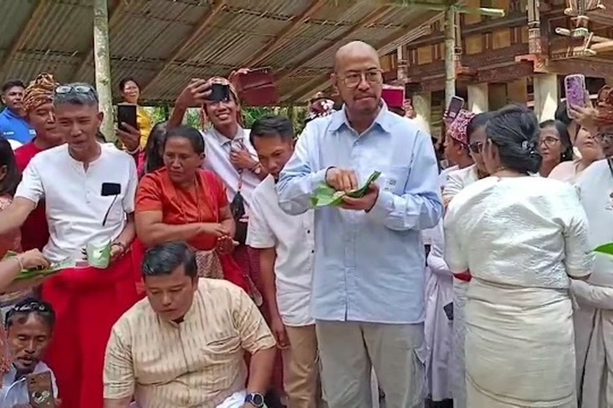 sidang adat, Toraja, Sulawesi Selatan, Pandji Pragiwaksono Jalani Sidang Adat dan Ritual di Toraja, Akhiri Polemik Materi Stand Up, Sidang adat untuk penyelesaian polemik, Jalani sanksi adat ritual Massaring, Kagum pada kesetiaan tradisi Toraja, Terkesan kuliner dan alam Toraja