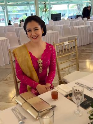 Sherina Munaf, 7 Gaya Sherina Munaf Hadiri Tingalan Jumenengan Mangkunegaran, Kebaya Fuchsia Curi Perhatian, 1. Kebaya fuchsia brokat yang elegan, 2. Kain batik klasik, 3. Selendang kuning emas, 4. Aksesori klasik, 5. Tatanan rambut sanggul klasik, 6. Riasan wajah natural, 7. Sikap anggun yang menyempurnakan penampilan