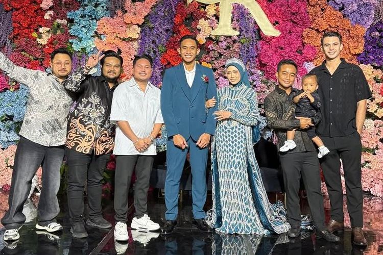 SURABAYA, Timnas Indonesia, Rizky Ridho, Sendy Aulia, Surabaya, pernikahan Rizky Ridho, timnas Indonesia, desainer, rizky ridho persija, sendy aulia, Pernikahan Rizky Ridho, rizky ridho timnas indonesia, baju pernikahan rizky ridho, Busana Pernikahan Rizky Ridho dan Sendy Aulia, Bernuansa Timnas Indonesia
