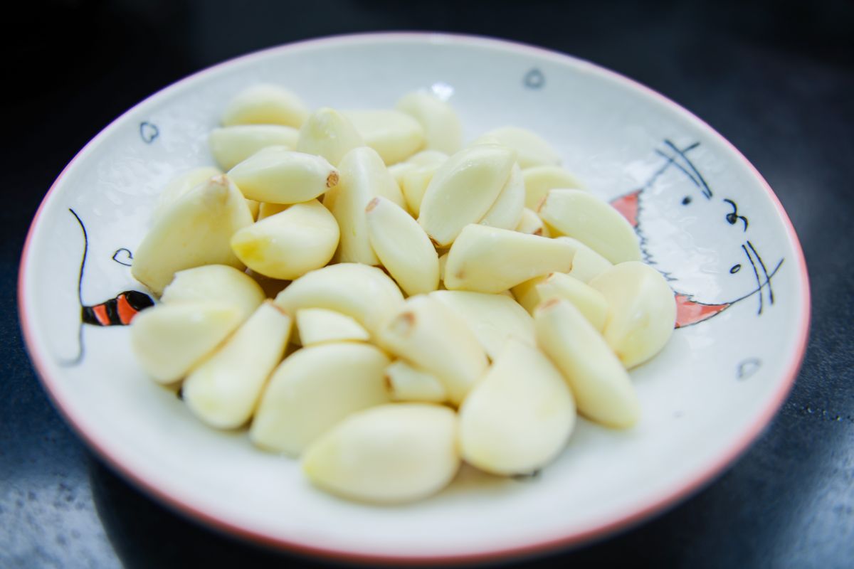 cara kupas bawang putih cepat, cara kupas bawang putih, cara kupas bawang putih tunggal, 2 Trik Kupas Bawang Putih Cepat dan Tak Perlu Banyak Tenaga, Ini Tips dari Chef Hotel, 1. Potong Ujung Bawah Bawang Putih, 2. Geprek Bawang Putih dengan Pisau, Kenapa Kupas Bawang Putih Sering Jadi Ribet?, Tips Tambahan Supaya Kupas Lebih Mudah