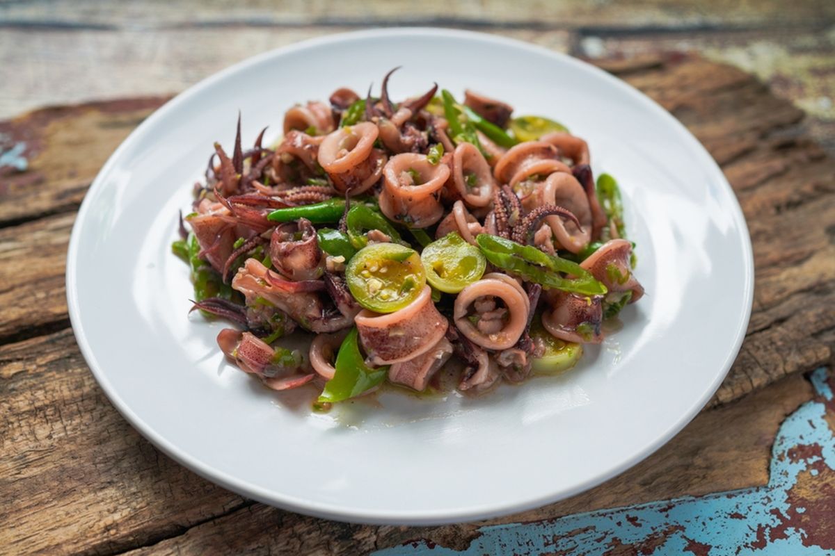 resep cumi, menu makan siang, resep seafood rumahan, Resep cumi, cara masak cumi, resep cumi cabe ijo, cumi anti alot, Resep Cumi Cabe Ijo Harum dan Empuk, Masak Cepat 15 Menit
