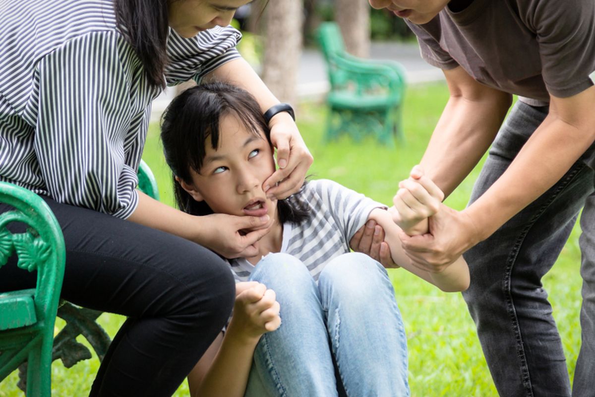 kejang pada anak, anak kejang, memasukkan sendok saat anak kejang, jangan masukkan sendok pada saat anak kejang, Jangan Masukkan Sendok ke Mulut Anak Kejang, Ini Alasannya Menurut Dokter, Bahaya memasukkan sendok ke mulut anak kejang, Hindari memasukkan jari ke mulut anak kejang, Apa pertolongan pertama saat anak kejang?, Dampak kejang berkepanjangan pada anak