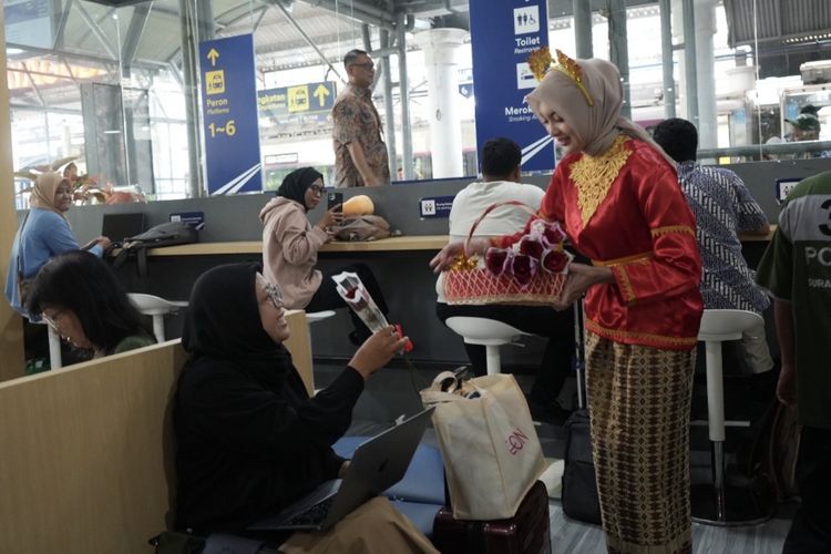 Daop 6 Yogyakarta, Hari Kartini, merangkai buket bunga, Peringati Hari Kartini, Penumpang di Stasiun Tugu Diajak Ikut Kelas Merangkai Bunga