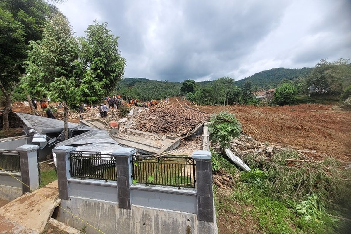 tanah longsor, relokasi warga, korban tanah longsor, Cilacap, Kecamatan Majenang, Relokasi warga, Kawasan rawan longsor, tanah longsor di Cibeunying, 28 Warga Cibeunying Direlokasi, Khawatir Longsor Susulan di Musim Hujan