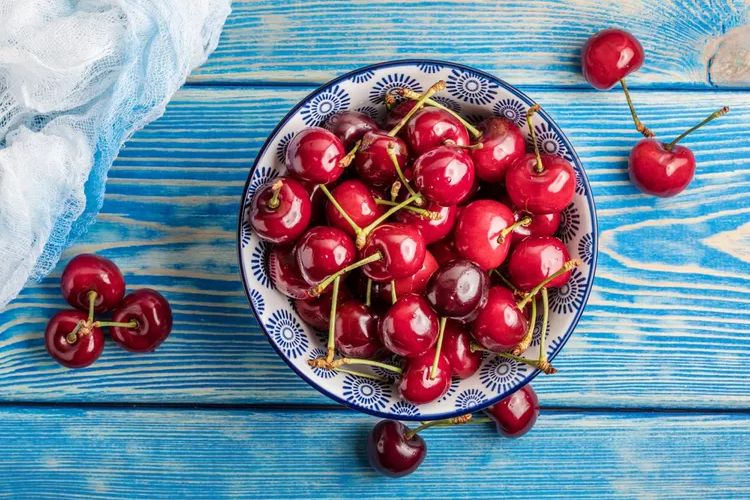 mengantuk, Makanan penyebab mengantuk, minuman penyebab mengantuk, Bukan Bikin Segar, Makanan dan Minuman Ini Malah Bikin Ngantuk, 1. Buah ceri, 2. Pisang, 3. Minuman berenergi, 4. Teh herbal, 5. Minuman beralkohol
