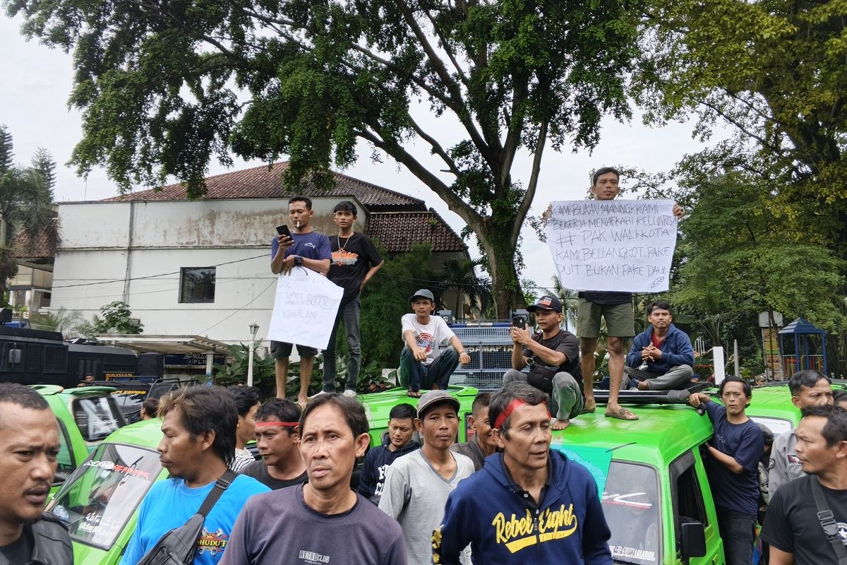 demo, sopir angkot, angkot tua, Sopir Angkot di Bogor Takut Kehilangan Mata Pencaharian