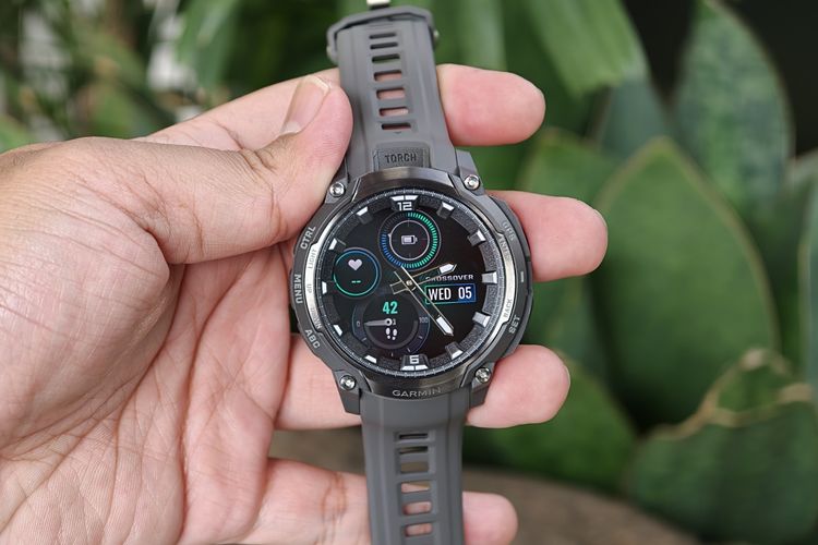 Garmin, Instinct Crossover AMOLED, smartwatch, jarum jam, analog, SmartWatch, instinct crossover amoled, harga Garmin Instinct Crossover AMOLED, Kesan Awal Pakai Smartwatch Garmin Instinct Crossover AMOLED, Jam Tangguh yang Ringan, Ada jarum jam analog, Desain bodi tangguh, Punya senter, Tak terlalu besar dan nyaman dipakai
