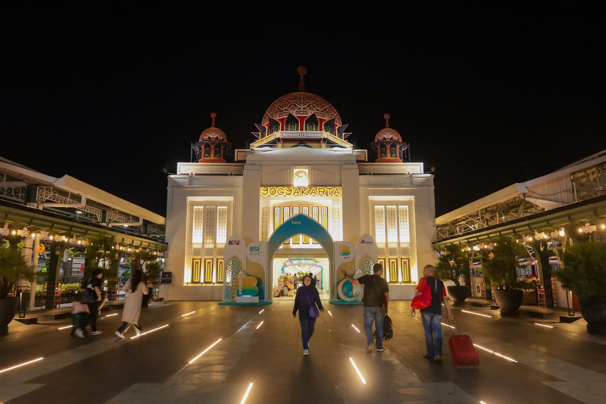 yogyakarta, Stasiun Tugu, stasiun tugu yogyakarta, Lebaran 2025, 5 Potret Wajah Baru Stasiun Tugu Yogyakarta Sambut Lebaran 2025, 1. Potret Stasiun Tugu Yogyakarta saat malam hari , 2. Potret Stasiun Tugu Yogyakarta saat siang hari, 3. Nuansa Idul Fitri yang kental, 4. Ornamen Lebaran di ruang tunggu, 5. Tulisan "Marhaban ya Ramadhan" di pintu masuk