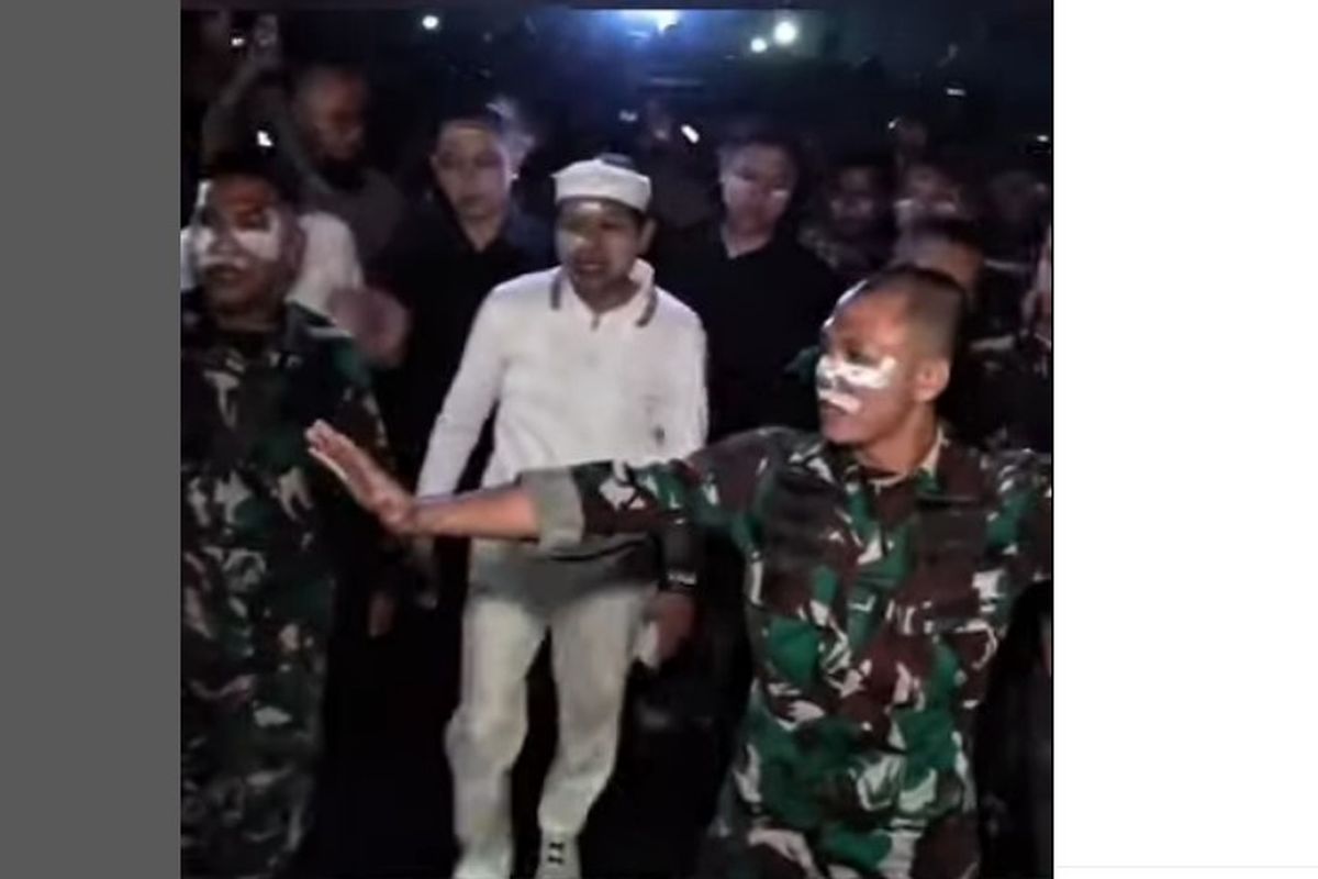 bandung, jawa barat, Dedi Mulyadi, demo 29 agustus 2025, Demo 29 Agustus, demo Bandung, Dedi Mulyadi Kena Lemparan Saat Temui Massa Demo: Itu Belaian Kasih Sayang