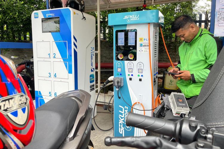 motor listrik, charger, bengkel spesialis, fast charging, Bukan Ganti Charger, Ini Rahasia Motor Listrik Bisa Fast Charging