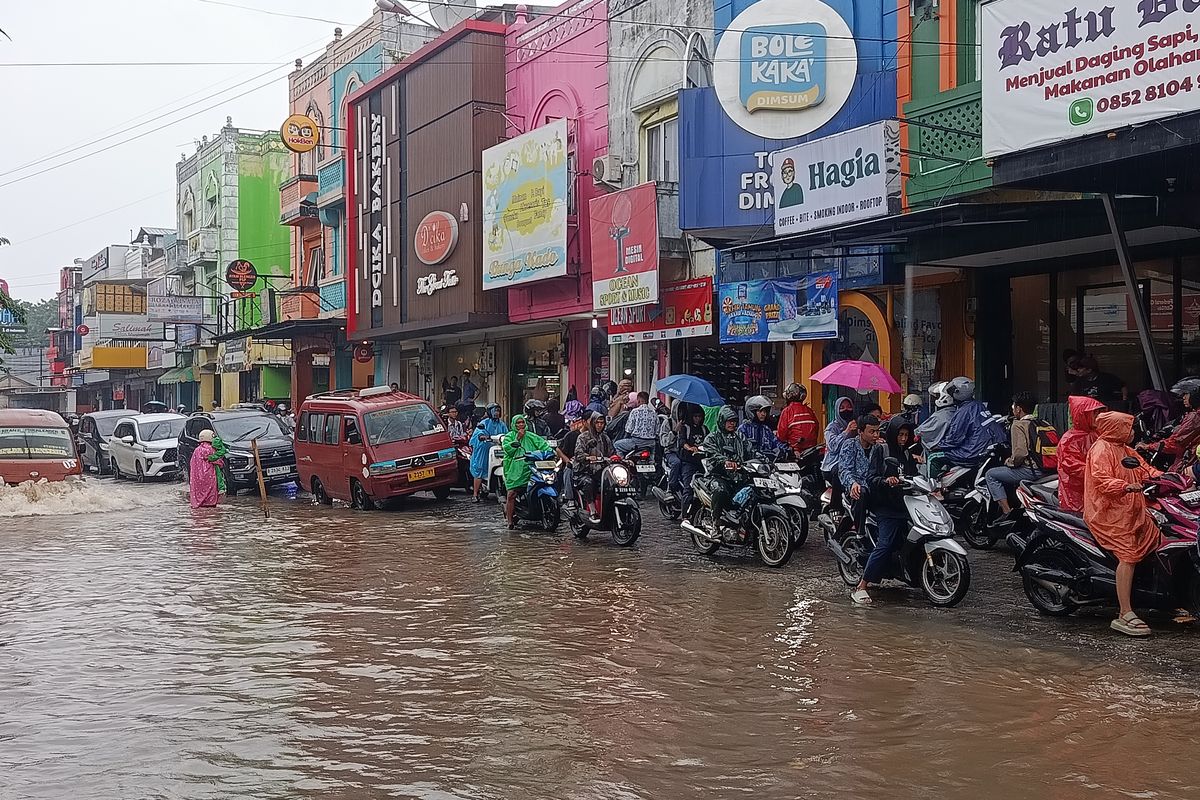 peringatan dini cuaca, Kalau Harus Melewati Genangan Banjir, Bisa Ikuti Motor di Depan