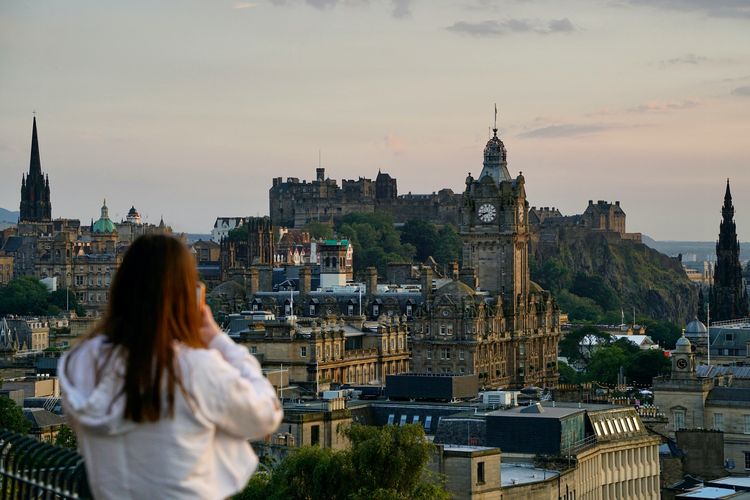 destinasi wisata paling bahagia di dunia, destinasi wisata membahagiakan di dunia, negara paling membahagiakan di dunia, 5 Destinasi Liburan Paling Bikin Bahagia di Dunia 2025, Ada Indonesia?, 1. Lisbon, Portugal, 2. Helsinki, Finlandia, 3. Orlando, Amerika Serikat, 4. Athena, Yunani, 5. Edinburgh, Skotlandia