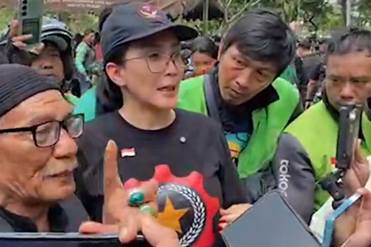 rieke diah pitaloka, demo jakarta hari ini, Harga kebutuhan pokok naik, Tuntutan Rakyat, Demo DPR, tuntutan rakyat 17 8, kenaikan iuran BPJS 2026, aksi demonstrasi DPR 2025, tolak kenaikan BPJS, Rieke Diah Pitaloka Minta Tuntutan Rakyat 17+8 Ditambah: Tolak Kenaikan Iuran BPJS dan Harga Pangan Turun, Desakan Rieke Diah Pitaloka, Latar belakang tuntutan 17+8, Isi tuntutan rakyat 17+8, Kenaikan harga pangan jadi sorotan