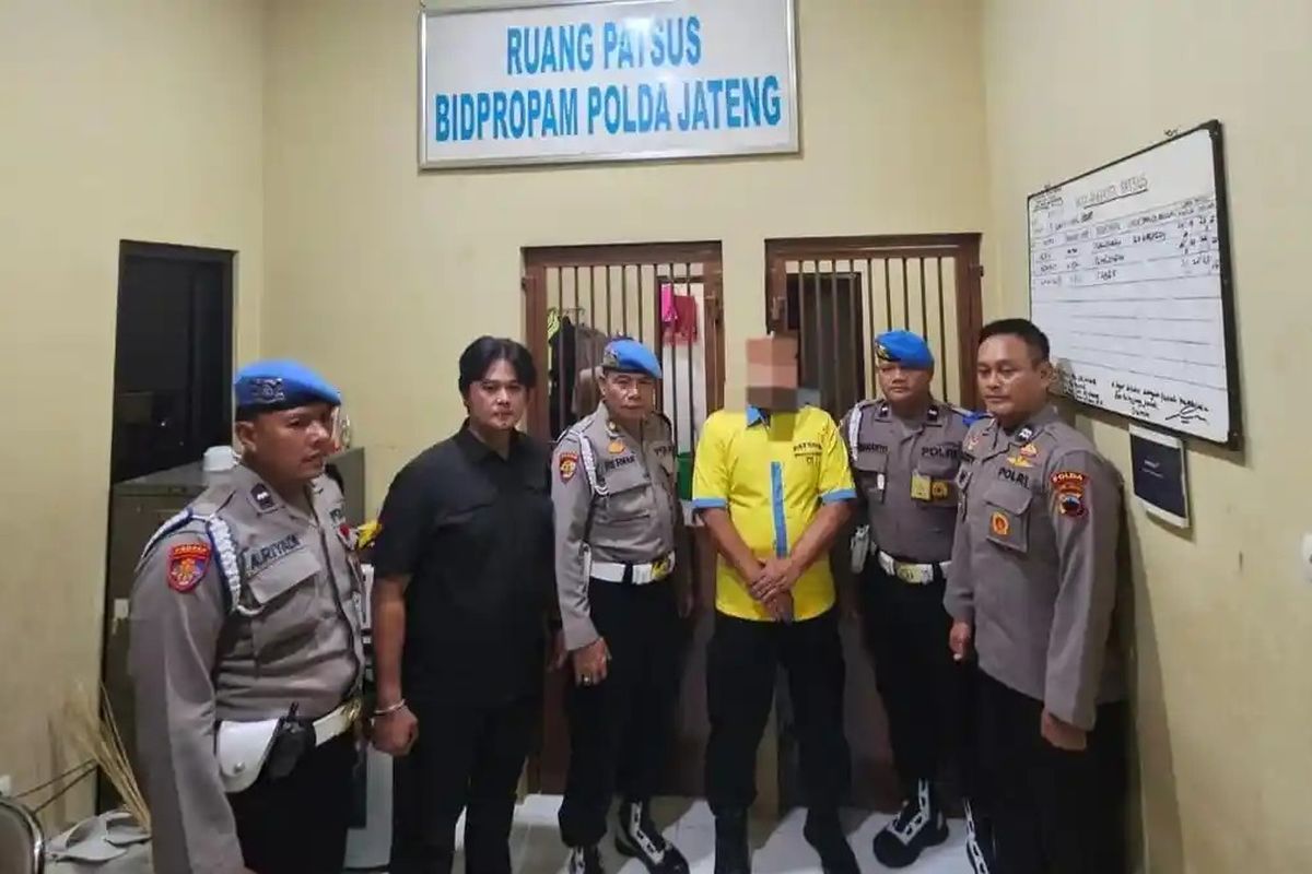 AKBP Basuki, Semarang, dosen tewas, dosen tewas di kamar hotel semarang, dosen tewas di kamar hotel, dosen di semarang, dosen di semarang tewas, dosen tewas di hotel semarang, akbp basuki polda jateng, akbp basuki, AKBP Basuki ditahan, AKBP Basuki Dosen Untag Semarang, Siapa AKBP Basuki Perwira Polisi yang Diamankan atas Kasus Kematian Dosen Muda di Semarang?, Mengaku Sedang Mendampingi DLL Sebelum Tewas, Merasa Ada Kejanggalan, Mahasiswa Geruduk Polda, Basuki Melanggar Etik karena Tinggal Satu Atap dengan DLL, Kasus yang Masih Penuh Tanda Tanya