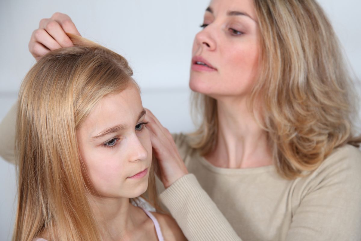 Kutu rambut, kutu rambut, Kutu Rambut, penyebab kutu rambut, kutu kepala, mitos kutu rambut, cara mencegah kutu rambut, kutu rambut pada anak, Kutu Rambut pada Anak: 4 Mitos vs Fakta yang Harus Orangtua Ketahui, Mitos: Kutu Hanya Menyukai Rambut yang Kotor, Mitos: Kutu Menular Lewat Loncatan, Mitos: Rajin Keramas Bisa Membasmi Kutu Rambut, Mitos: Kutu Hanya Menyukai Rambut Panjang