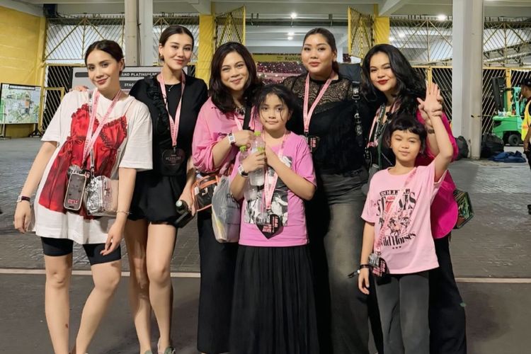 Ayu Ting Ting, Nagita Slavina, Syifa Hadju, BLACKPINK, Aaliyah Massaid, konser Blackpink, Enzy Storia, konser blackpink jakarta, konser blackpink 2025, Gaya 13 Seleb Menonton Konser BLACKPINK di Jakarta, Aurel Pakai Baju Arsy, 1. Syahnaz Sadiqah, 2. Aaliyah Massaid, 3. Nagita Slavina, 4. Kiky Saputri, 5. Enzy Storia, 6. Ayu Ting Ting, 7. Melody Laksani, 7. Hesti Purwadinata, 8. Aurel Hermansyah &amp; Arsy Hermansyah, 9. Kesha Ratuliu, 10. Syifa Hadju, 11. Ashanty, 12. Anang Hermansyah, 13. Beby Tsabina