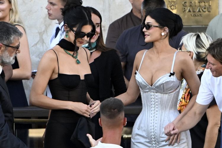 Jeff Bezos, Lauren Sanchez, pernikahan Jeff Bezos, Pernikahan Jeff Bezos, Leonardo Dicaprio, Oprah Winfrey, Kim Kardashian, Khloe Kardashian, Kris Jenner, khloe kardashian, Leonardo DiCaprio, Ivanka Trump, Orlando Bloom, Kylie Jenner, Usher, pernikahan jeff bezos, jeff bezos menikah, kendal jenner, pernikahan jeff bezos lauren sanchez, selebritis di pernikahan Jeff Bezos dan Lauren Sanchez, Gaya 10 Artis di Pernikahan Jeff Bezos dan Lauren Sanchez, Ada Kim Kardashian, 1. Leonardo Dicaprio, 2. Oprah Winfrey, 3. Kim Kardashian, 4. Khloé Kardashian, 5. Kris Jenner, 6. Ivanka Trump, 7. Kendall Jenner, 8. Kylie Jenner, 9. Usher , 10. Orlando Bloom