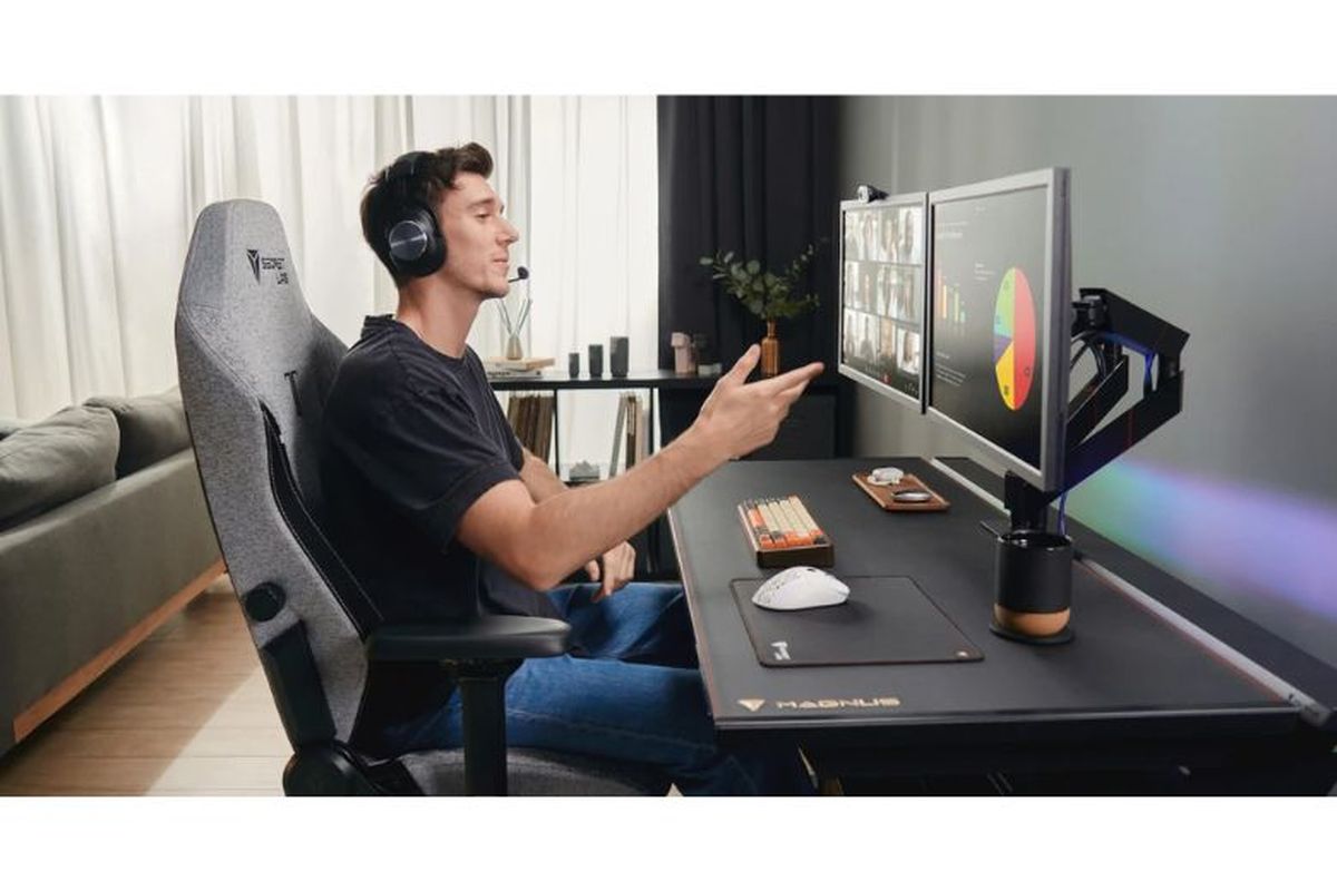 nyeri punggung, low back pain, Work from Home, kursi ergonomis, work from home, kursi gaming, lumbar pillow, Secretlab, Secretlab TITAN Evo, Duduk Seharian Saat WFH? Ini Cara Melindungi Punggung dari Risiko Low Back Pain