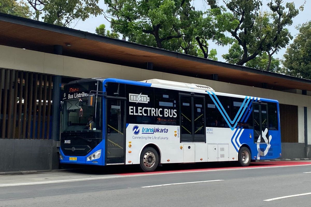 transjakarta, 15 golongan gratis transjakarta, 15 golongan masyarakat gratis naik transportasi umum Jakarta, Daftar 15 Golongan yang Gratis Nikmati Transjakarta, MRT, dan LRT