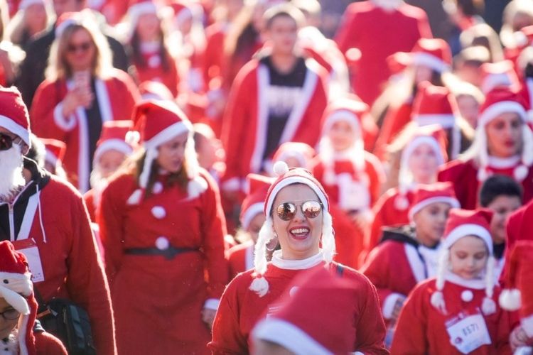Natal, perayaan Natal, tradisi Natal, perayaan natal, tradisi natal di berbagai negara, Natal 2025, Perayaan Natal 2025, Tradisi Natal di Berbagai Negara: Mana yang Paling Unik?, 1. Yunani: Santa Claus Sang Pelindung Pelaut, 2. India: Pohon Natal dari Pisang dan Mangga, 3. Italia: Dekorasi Piramida Buah, 4. Iran: Puasa dan Harasa sebagai Hidangan Natal, 5. Jepang: “Kentucky for Christmas”, 6. Cina: Menggantung Stoking Natal, 7. Jerman: Kalender Advent yang Semarak, 8. Kolombia: Noche de las Velitas, 9. Guatemala: Pembakaran Setan, 10. Denmark: Menari Mengelilingi Pohon, 11. Finlandia: Ziarah dan Sauna Keluarga