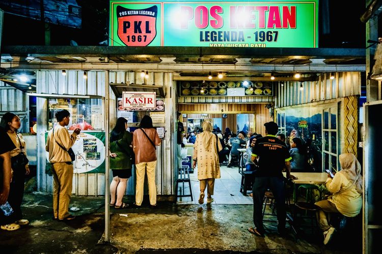 Malang, Libur Akhir Tahun di Malang, Ini Pilihan Aktivitas yang Bisa Dicoba, 1. Bukit Banyak: Menikmati City Light dari Ketinggian, 2. Pos Ketan Legenda 1967: Kulineran Hangat di Malam Tahun Baru, 3. Kampoeng Heritage Kajoetangan: Rayakan Pergantian Tahun Bergaya Tempo Dulu, 4. Pasar Oro-Oro Dowo: Hunting Kuliner Tradisional, 5. Kawasan Stasiun Malang Baru dan Tugu Malang